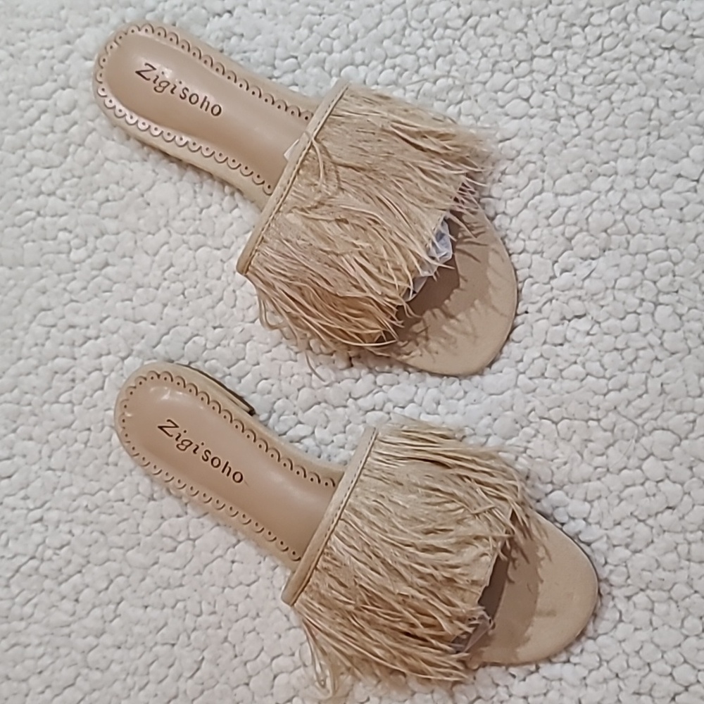 NWOT Zigi Soho Flat Sandals